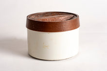 BEAUTYWARE CONTAINER WITH BROWN LID