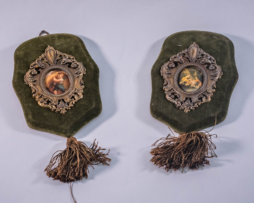 COLONIAL STYLE WALL PLAQUES